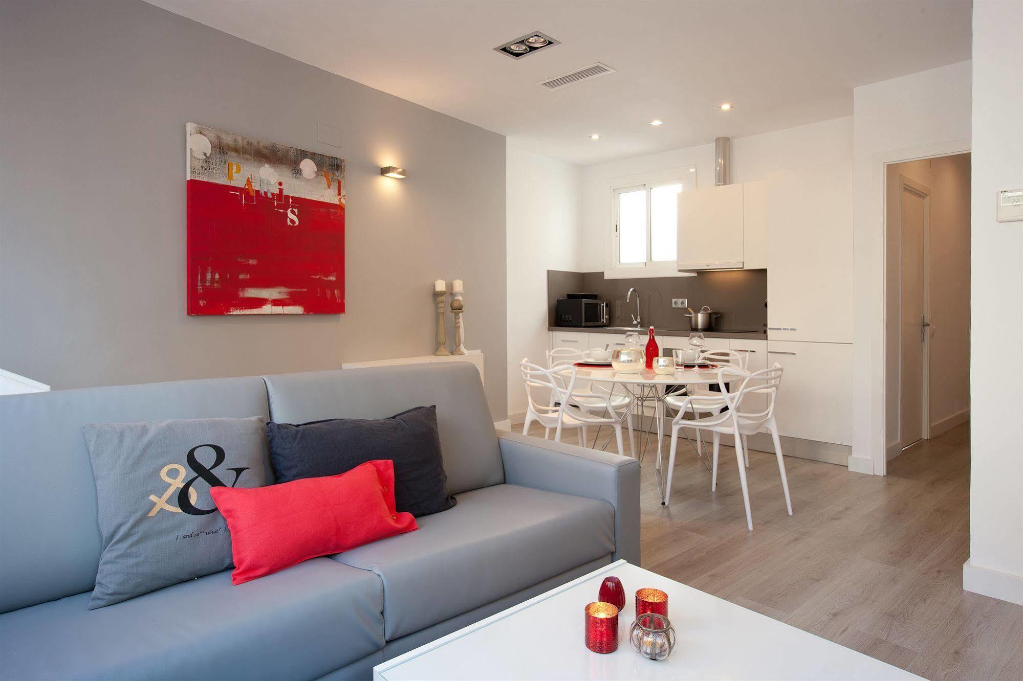 Click&Flat Seneca Suites Barcelona Exterior photo