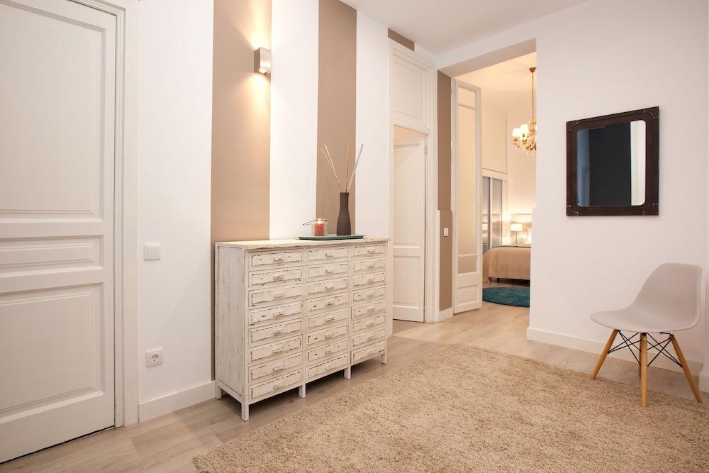 Click&Flat Seneca Suites Barcelona Exterior photo